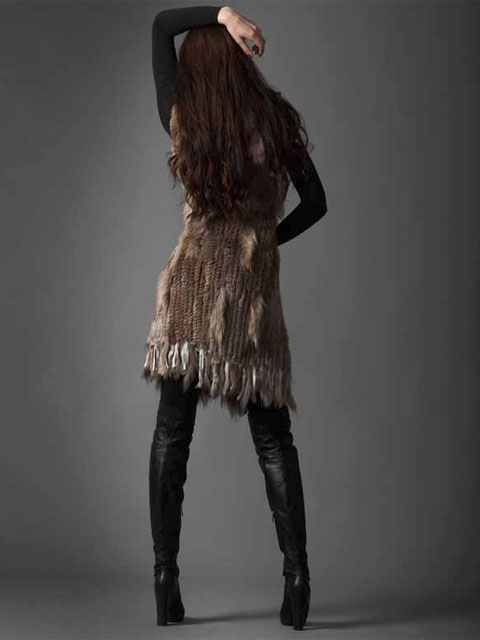 Длинный жилет из меха енота и кролика