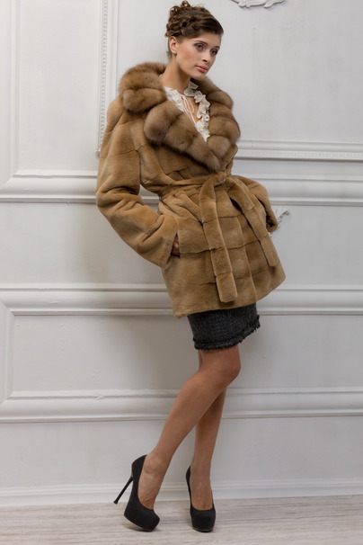 Шуба Maria из щипанной норки и с отложным воротником из соболя
