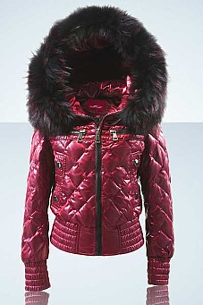 Бордовый пуховик с отделкой мехом енота