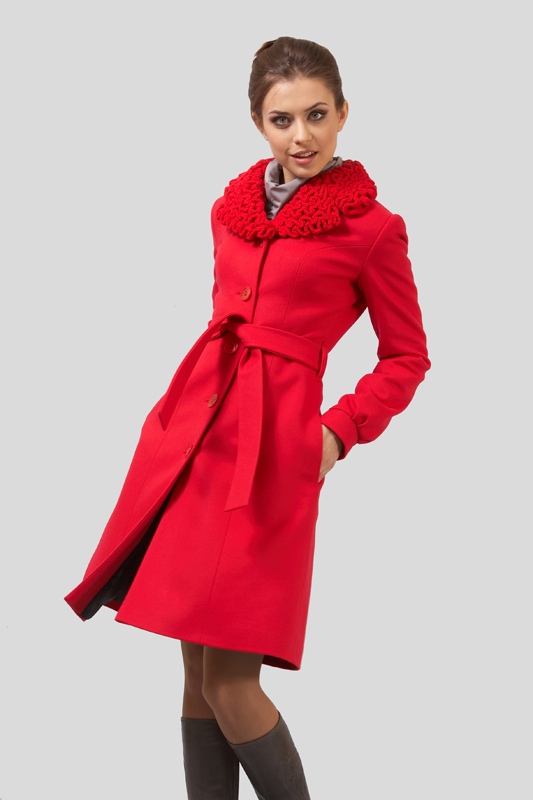 Пальто красное с вязаным воротником