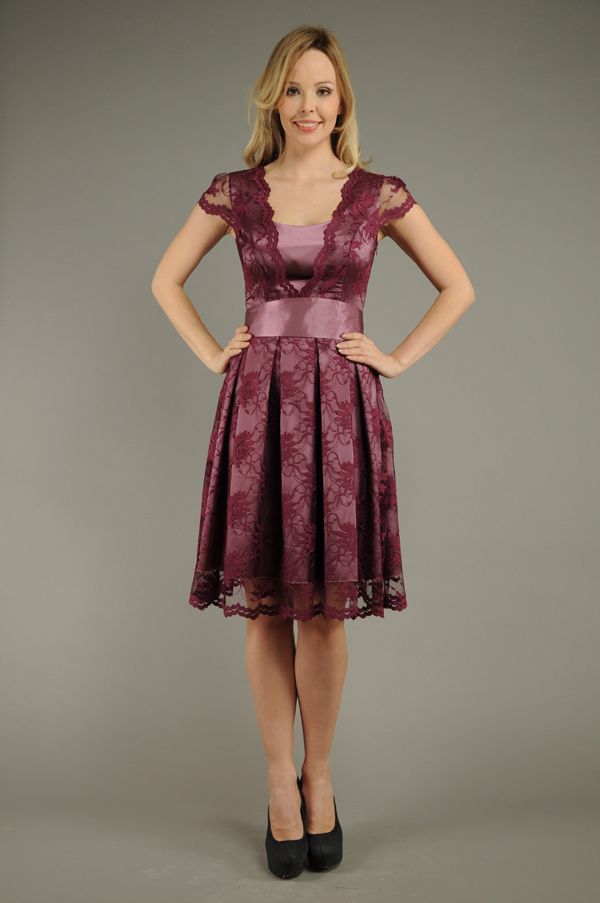 Изысканное вишневое платье с роскошным кружевом