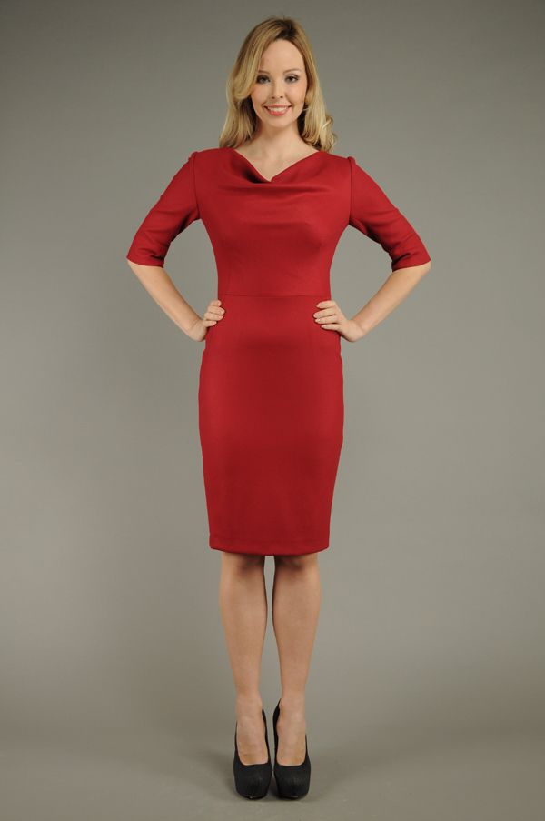 Эффектное бордовое платье для яркой леди