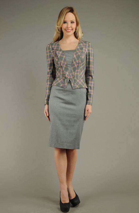 Платье неожиданно эффектного кроя "а`ля костюм"