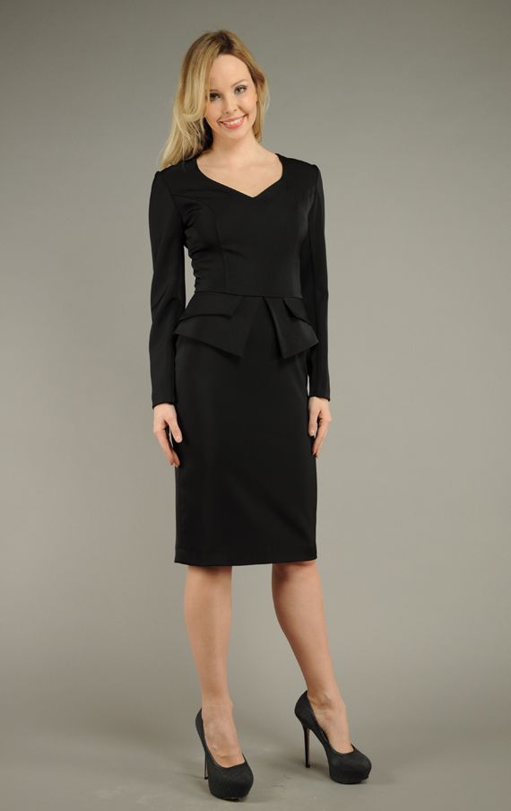 Изящное платье с фигурной баской