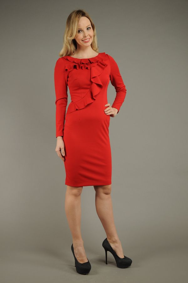 Яркое платье с фантазийным декором воланами