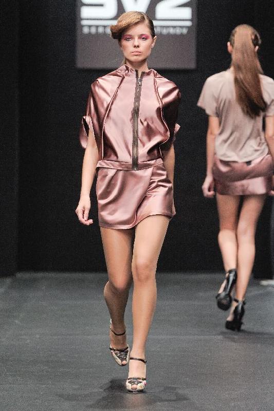 Коралловая юбка с ассиметричными складками