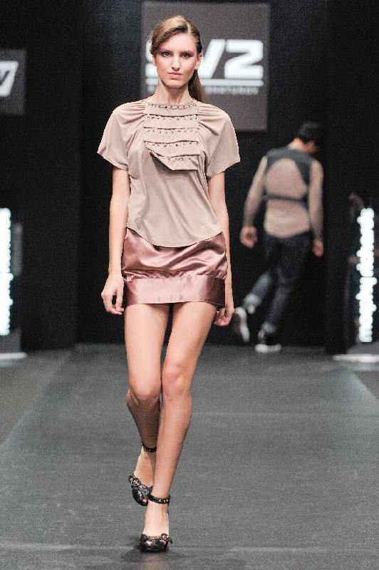 Блуза с железными клепками