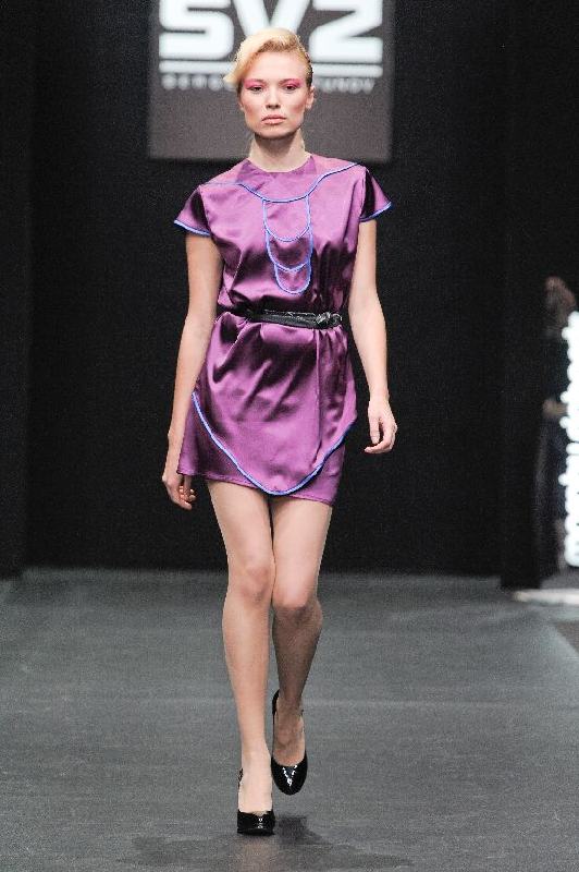 Фиолетовая блуза с синей отделкой