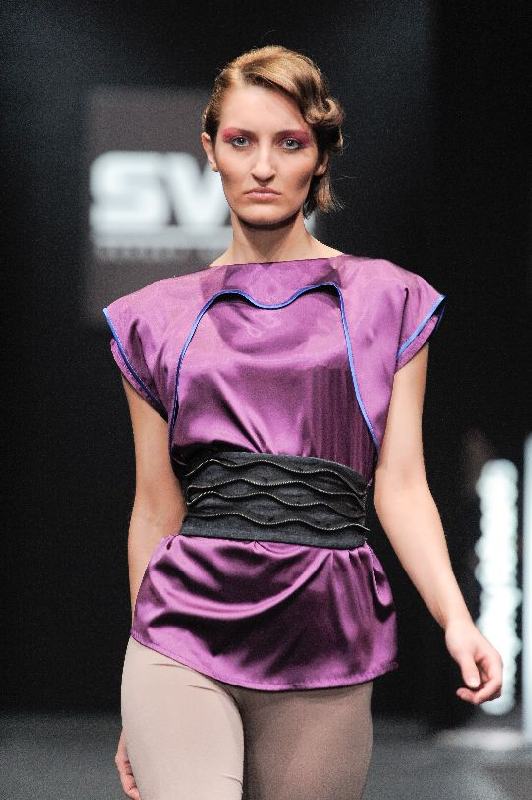 Блуза со спущенным плечом и синей отделкой