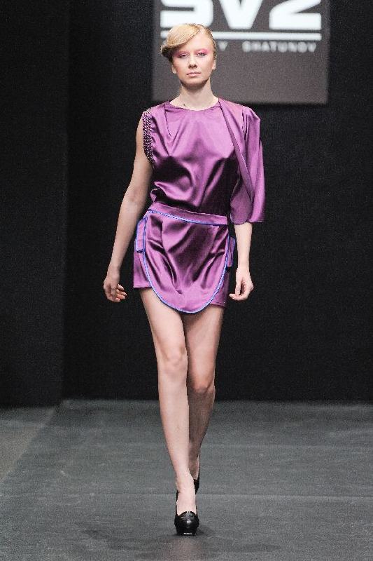 Фиолетовый блузон с одним рукавом