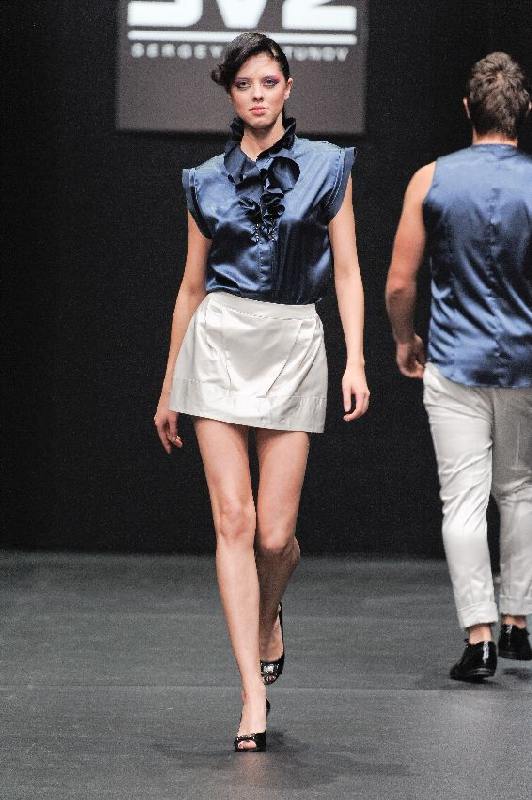 Синяя блуза со стойкой воротником