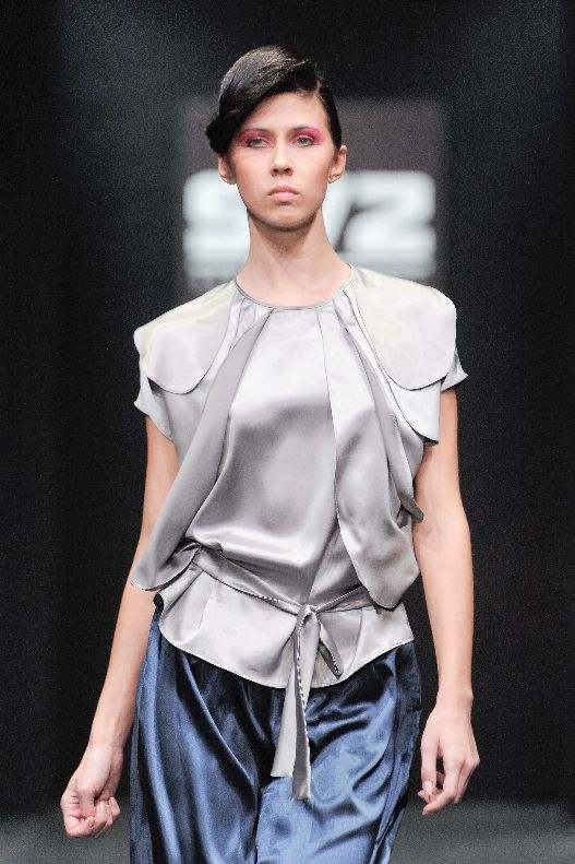 Серая многослойная блуза