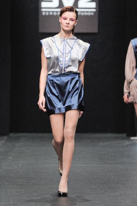 Серая блуза с синей отделкой