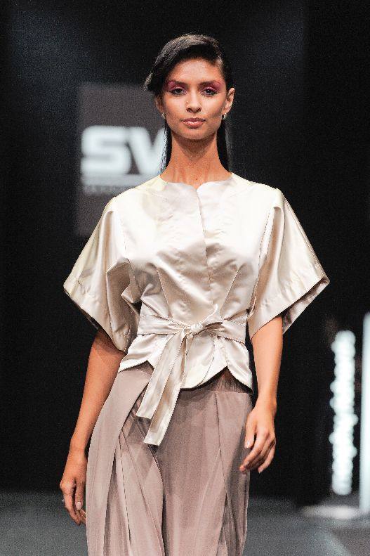 Молочный короткий жакет с поясом