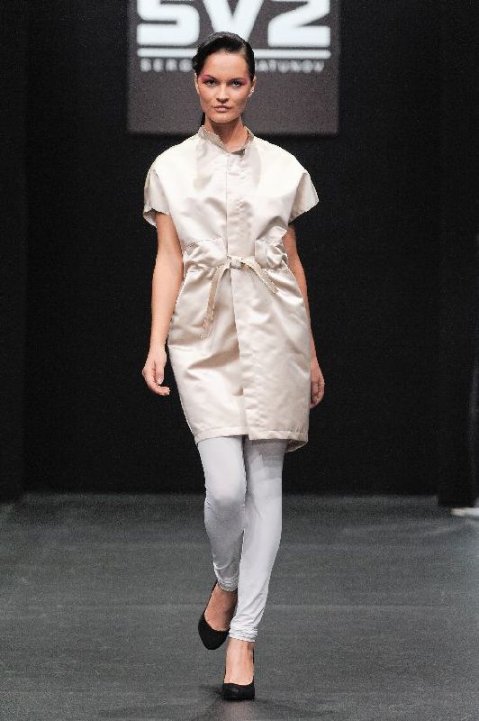 Молочный длинный жакет без рукавов с поясом