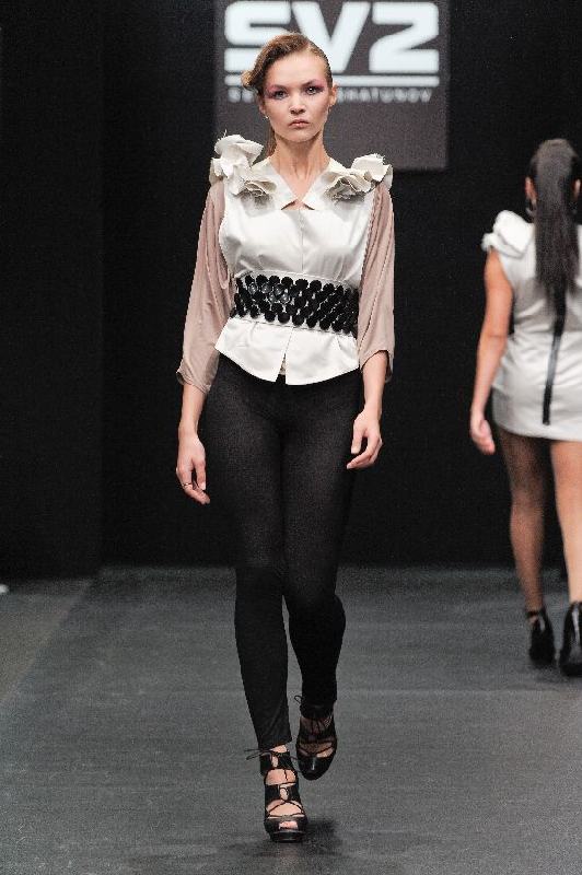 Белый жилет с большими рюшами