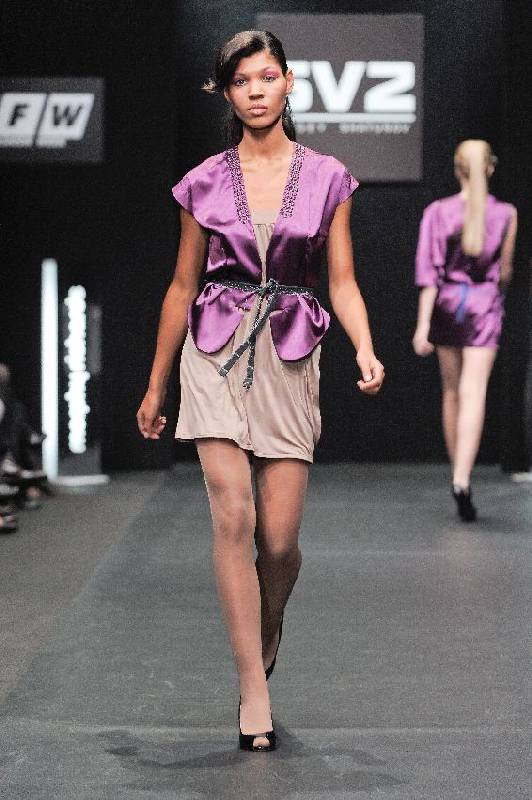 Фиолетовый жакет без рукавов