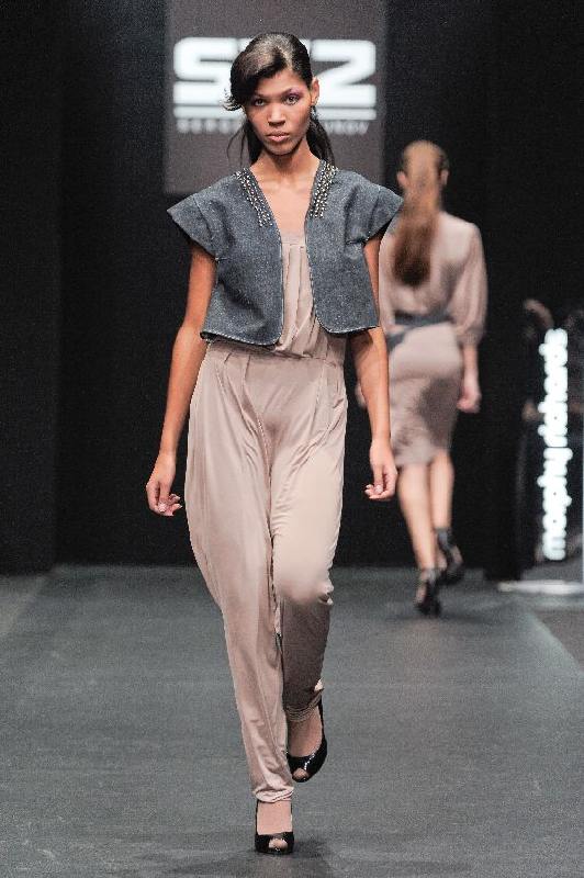 Бежевый комбинезон