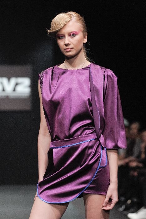 Фиолетовая юбка с синей отделкой