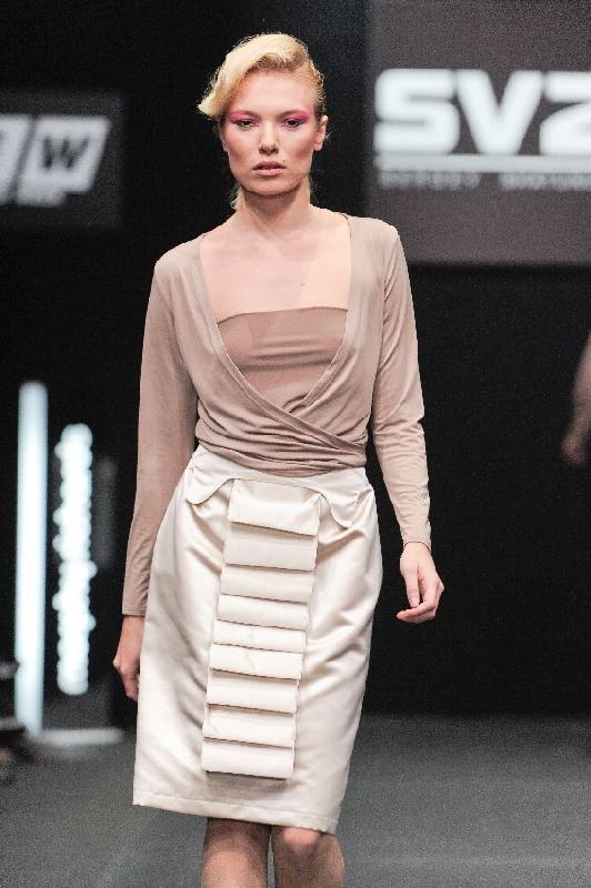 Молочная юбка с горизонтальными складками