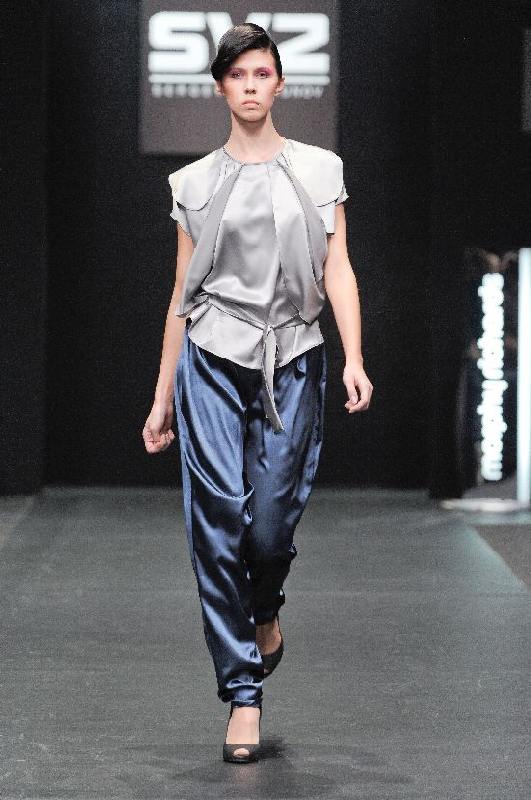 Синие шелковые брюки