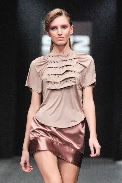 Коралловая юбка с встречными складками