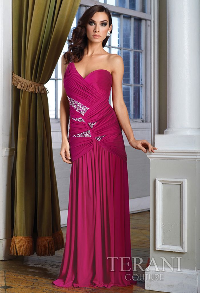 Вечернее платье с роскошным декором и драпировками