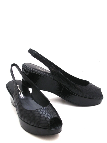 Босоножки на танкетке черные