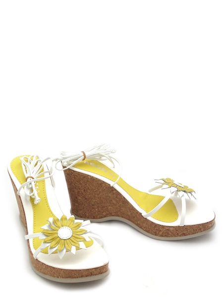 Босоножки на пробковой танкетке с завязками