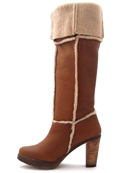 Светлые сапоги из дубленочной кожи с мехом